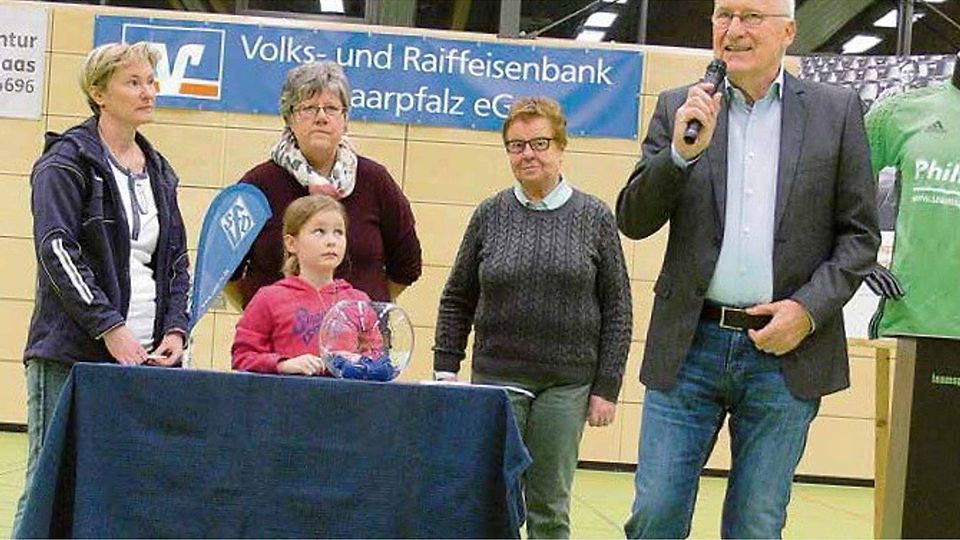 Nachdem die letzten Entscheidungen beim letzten Quali-Turnier in Homburg gefallen sind, lost die siebenjährige Zoe Papke die Gruppen für das 15. Volksbanken-Frauen-Masters am kommenden Sonntag an der Hermann-Neuberger-Sportschule in Saarbrücken aus. Foto: Holzhauser