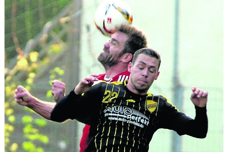 Das Bollwerk der Bezirksliga bilden derzeit Bastian Brodesser (vorn) und der 1. FC Spich. FOTO: WOLFGANG HENRY