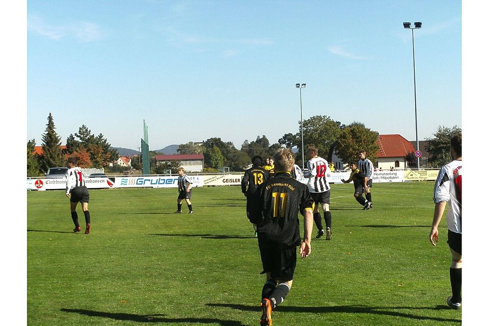 Die Kicker des FC Neumarkt Süd werden weiterhin von Josef Kollmann-Harmel trainiert. Foto: Reif