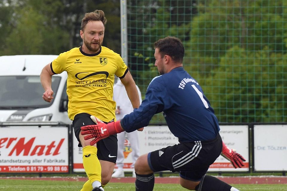 Eiskalt vor dem Königsdorfer Keeper: Der Tölzer Klaus Siebenäuger (li.) überwindet TSV-Torhüter Kilian Haltmair zum 1:0.