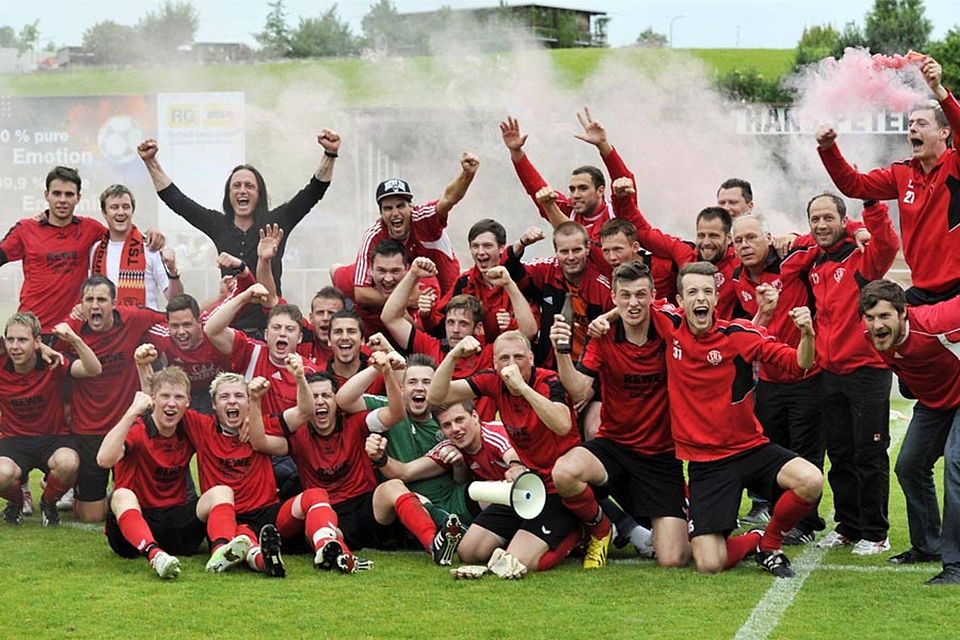 Mit Rauch und Feuerwerk feierten die Wasserburger Spieler und Fans auf dem Platz in Rettenbach den verdienten Sieg im Relegationsspiel gegen den SV Holzheim und den damit verbundenen Aufstieg in die K