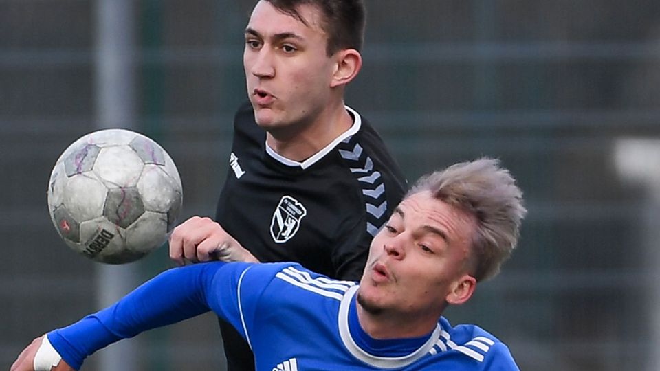  In einer intensiven Partie bezwang der TuS Maulburg (hier Fabian Invernale, vorne) den FV Tumringen (hier Jonas Kirsch) mit 4:2. | Foto: Gerd Gründl 