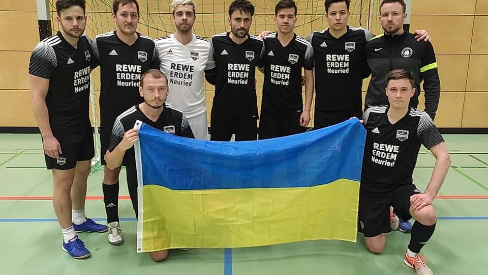Solidarität mit der Ukraine: Neurieds Futsaler um die beiden Ukrainer Pavlo Stohniienko (vorne r.) und Anton Smolniakov (vorne l.) setzten vor dem Spiel am Sonntag ein Zeichen.