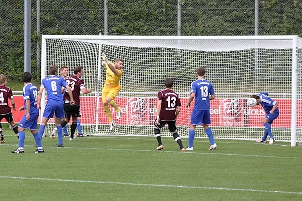 Großchance Heimstetten: den Kopfball von Dominik Putzke kann die FVI-Verteidigung auf der Linie klären. F: Matejka
