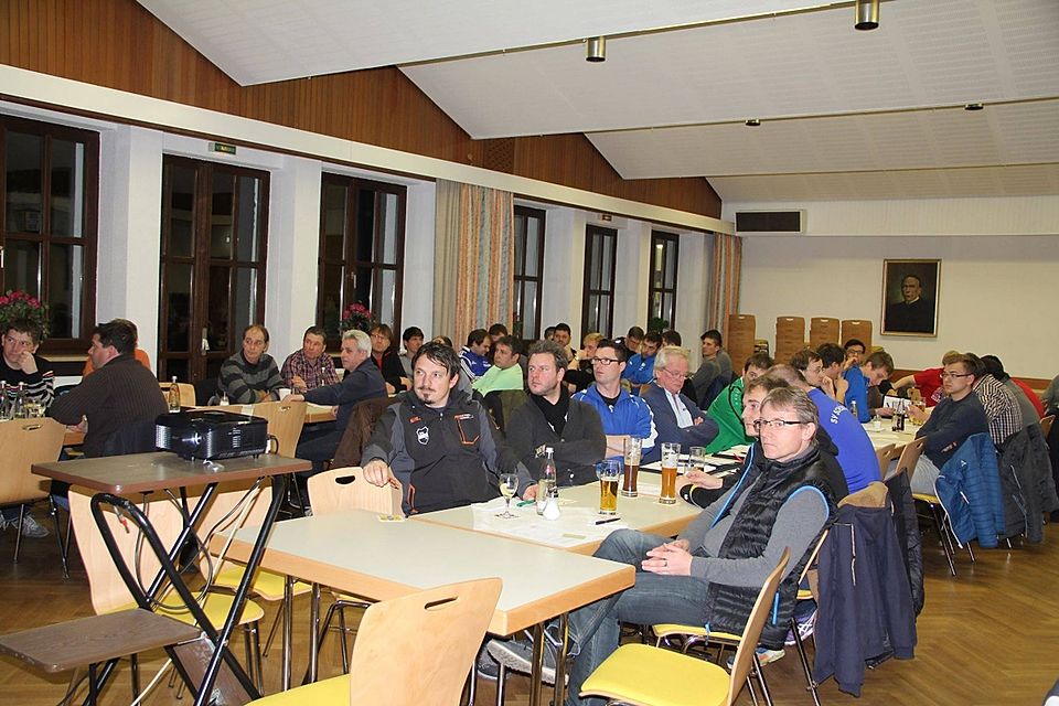 Die Vereinsvertreter stimmten dafür, dass der letzte Spieltag am Pfingstsamstag stattfindet.  Fotos: Thomas Mühlbauer