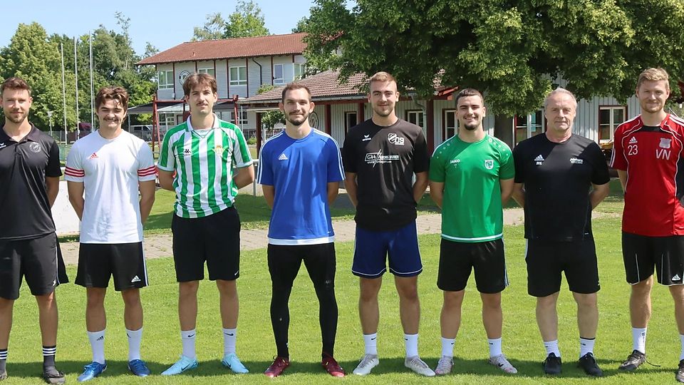 Die Raistinger Neuzugänge mit dem Trainerteam, zu dem in dieser Saison Viktor Neveling als spielender Co-Trainer stieß; von links: Hannes Franz, Florian Flath, Luca Sigl, Harald Killimann, Angelos Dogantzalis, Manfred Kammermeier und Viktor Neveling. Auf dem Bild fehlt Joshua Mecklenburg