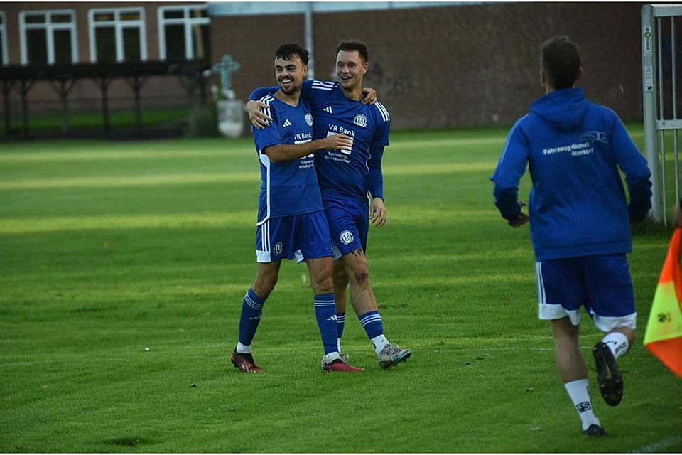 Doppelte Freude bei Lasse Böttcher (li.) und seinen Mitspielern. Der Böttcher-Doppelpack brachte einen Sieg und die Führung in der Torschützenliste der Verbandsliga West.