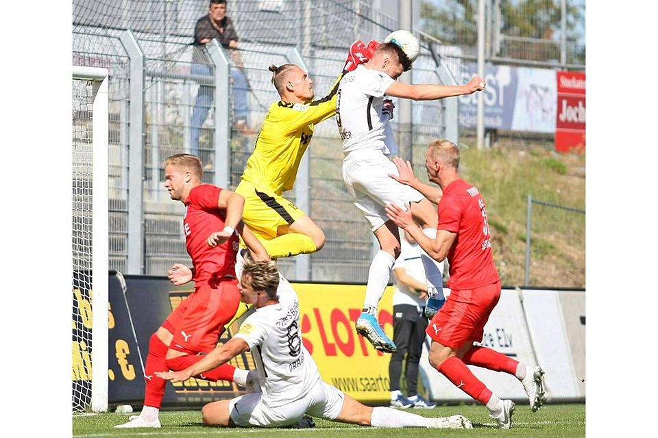 Turm in der Schlacht: Torwart Tim Paterok vom TSV Steinbach Haiger klärt den Ball gegen Elversbergs Thomas Gösweiner.	Foto: imago