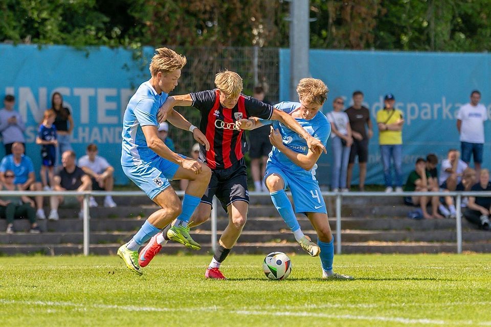Der Einsatz stimmt: Xaver Kiefersauer (l.) und Justin Thönig (r.) versuchen, den Ball zu erobern.