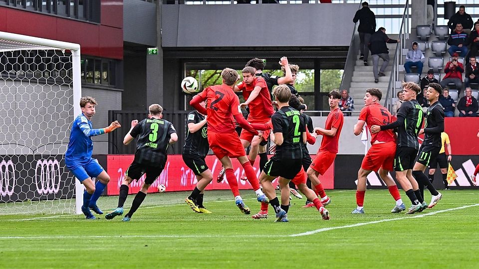 Ein Bild aus den Playoffs um die Deutsche U19-Meisterschaft. Wenn ein Kind Profifußballer werden will, sind auch die Eltern stark gefordert.