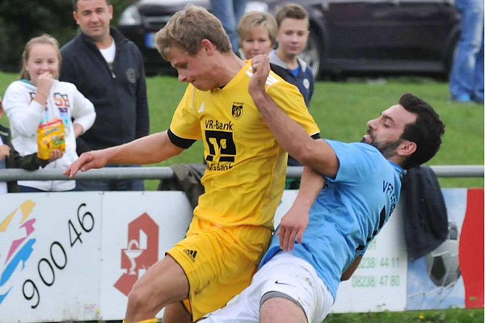Um jeden Meter Boden wurde in einem hitzigen Derby zwischen dem TSV Diedorf (links Philipp Harjung) und dem VfR Foret (rechts Mehmet Er) gerungen. Am Ende trennte man sich mit einem gerechten 3:3-Unentschieden.  Foto: Andreas Lode