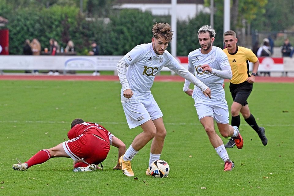 Die Spieler des SV Mering (weiß) verteidigten im Auswärtsspiel gegen den SVO Germaringen diszipliniert und warteten geduldig auf ihre Chancen. So erspielten sie sich einen 2:1-Auswärtssieg.