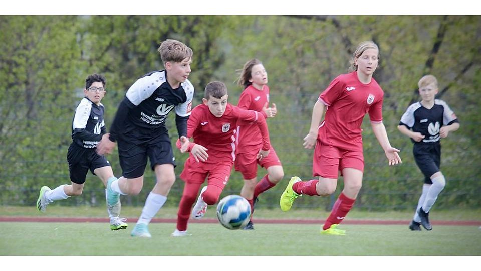 Im Spiel der D-Junioren zwischen dem JFV FC Aar in den schwarzen Trikots und dem FC Gießen erzielte Levi Schmitt (Zweiter v. l.) das 1:1. Foto: Michael Hübscher © Michael Hübscher