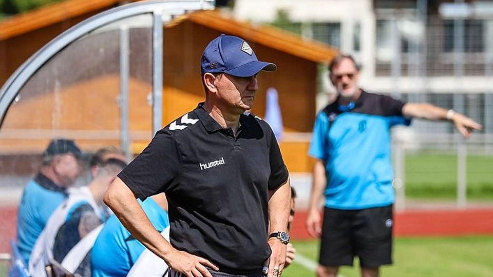 Muss ohne Daniel Behr auskommen: FCA-Coach Thomas Seethaler.