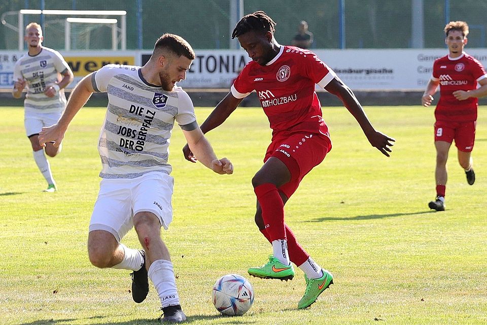 Michael Wexlberger (links, gegen Kevin Amaizo) erzielte das 1:0 für Etzenricht.