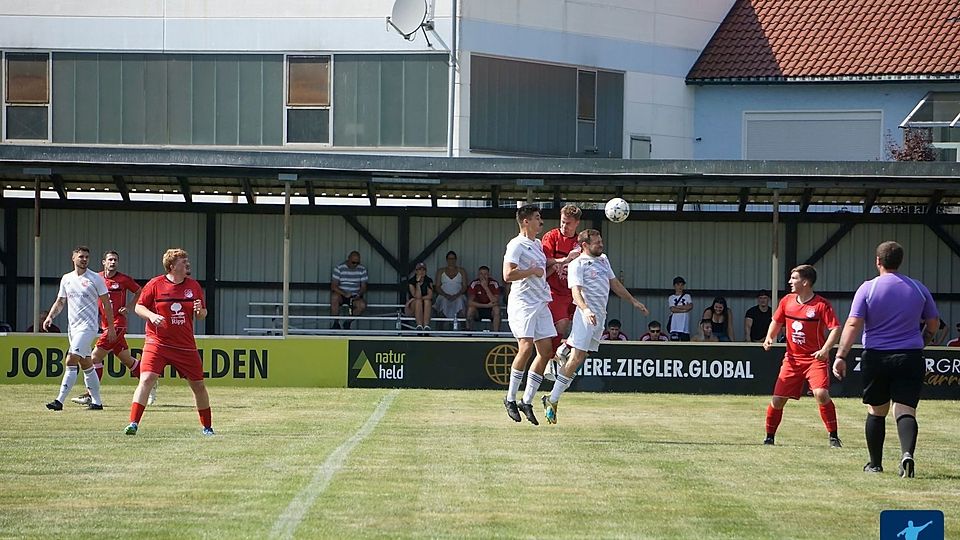 Deutlich mit 5:0 wies der FC Dießfurt (in Weiß) - ambitionierter West-Kreisklassist - den Liganeuling aus Königstein (in Rot) in die Schranken.