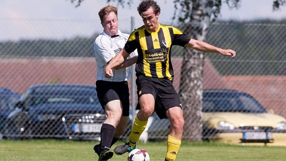 Manuel Huber (am Ball) wechselt mit sofortiger Wirkung vom FC Oberpöring zur SpVgg Plattling. F: Becherer