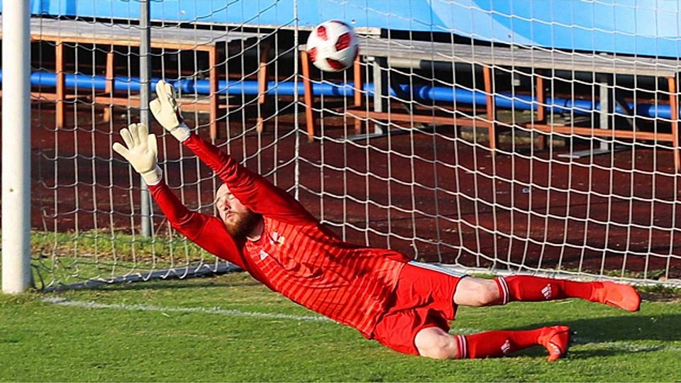 Es hat eingeschlagen: Dreimal musste Team-Bayern-Torwart Dominic Dachs nach polnischen Elfmetern hinter sich greifen. 	Foto: Christian Butzhammer Butzhammer