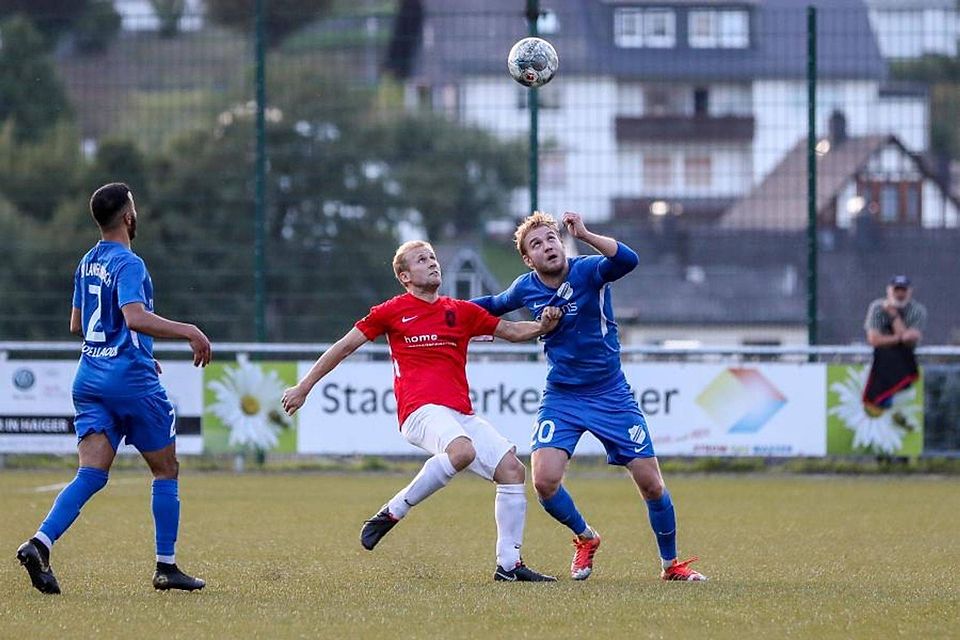 Stets fokussiert: Robin Kliemt (l., gegen Langenaubachs Dominik Zeller) bürgt auch in Eltville für Treffsicherheit.  	Archivfoto: Björn Franz