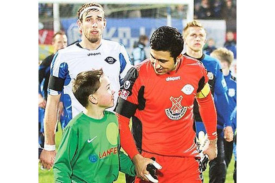 Mansur Faqiryarmit einem Einlaufkind in Meppen