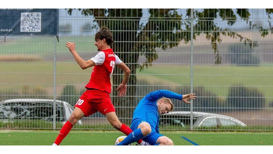 Der Hadamarer Paulo Gombert (links) sucht den Ball, den der Breidenbacher Marcel Beinborn unter sich begraben hat. © Jannick Schmidt