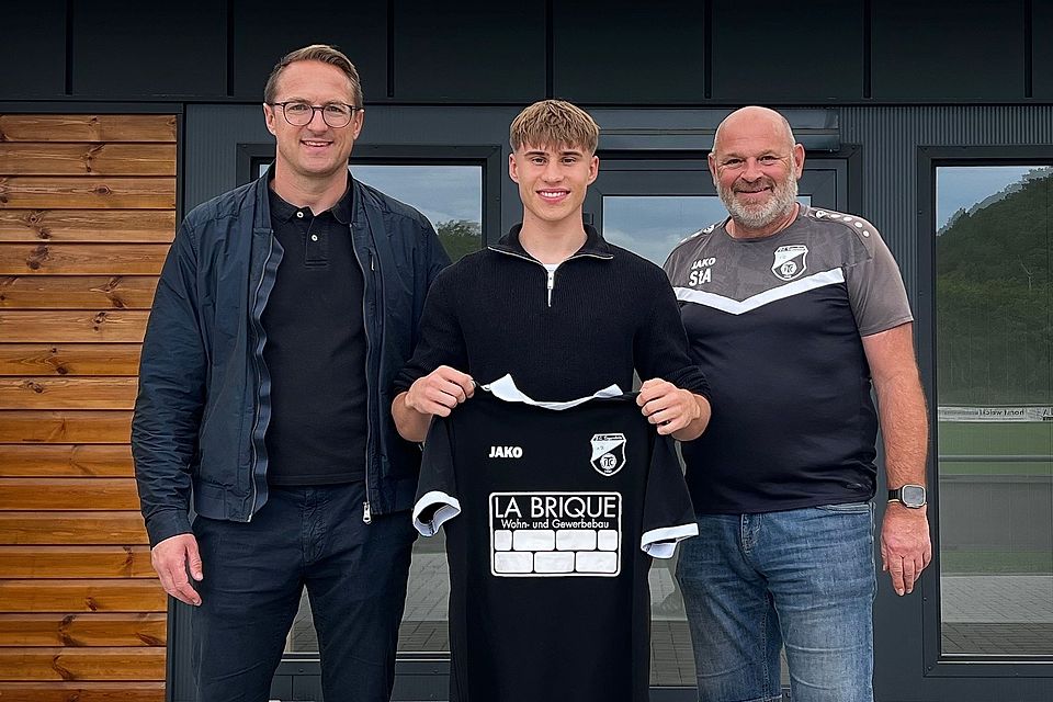 Frode Füllner (Mitte) bringt bereits Landesliga-Erfahrung mit nach Tegernheim. Am Hohen Sand freuen sich Trainer Andreas Lengsfeld (links) und Teammanager Stefan Adler auf den Neuzugang.