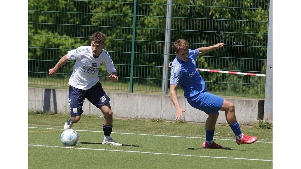 Schwindelig gespielt: Der Gau-Odernheimer Miles Hofmann (links) setzt sich gegen seinen taumelnden Gegenspieler aus Horchheim, Jannik Jung, durch.	Foto: Axel Schmitz/pakalski-press