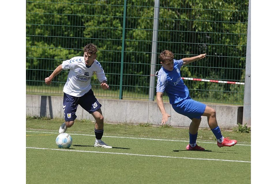 Schwindelig gespielt: Der Gau-Odernheimer Miles Hofmann (links) setzt sich gegen seinen taumelnden Gegenspieler aus Horchheim, Jannik Jung, durch.	Foto: Axel Schmitz/pakalski-press