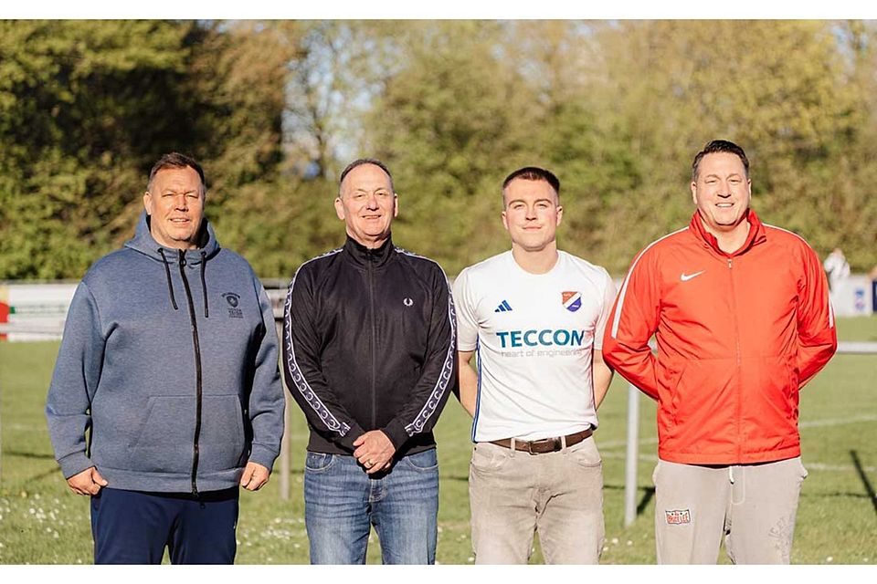 V. l. - Co Torben Bornhöft, Trainer Dukats-Jadwizak, Ben Lipfert und der Sportliche Leiter der SpVg Eidertal Molfsee Chris Foley. 