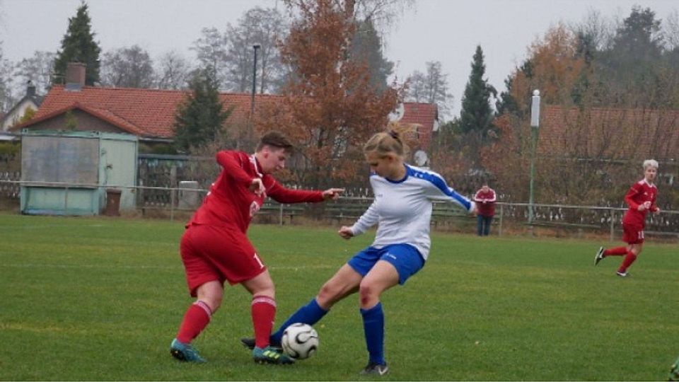 Energischer Zweikampf: Darline Behrendt vom Ludwigsfelder FC und die Storkowerin Antonia Böhme (rechts)  ©Janine Kieshauer