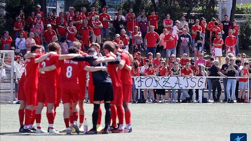 Zusammenhalt zwischen Mannschaft und Fans ist vor allem in den Relegationsspielen gefragt - so wie hier bei der TSG Drais, dem Aufsteiger in die A-Klasse Mainz-Bingen.