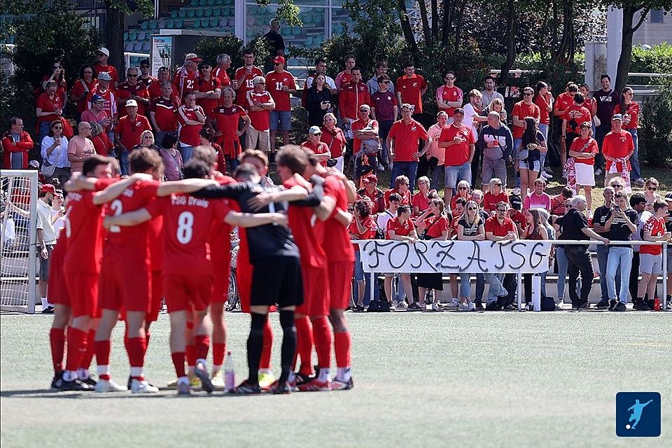Zusammenhalt zwischen Mannschaft und Fans ist vor allem in den Relegationsspielen gefragt - so wie hier bei der TSG Drais, dem Aufsteiger in die A-Klasse Mainz-Bingen.