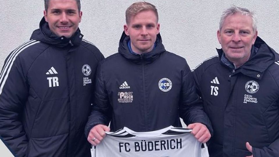 Sebastian Siebenbach (l.), Kevin Weggen (Mitte) und Torsten Schedler bleiben dem FC Büderich erhalten. 