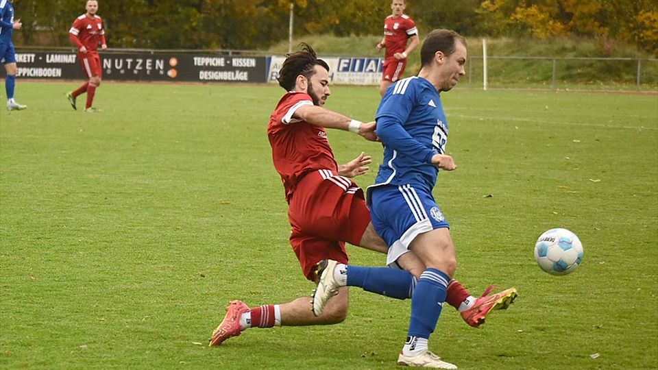 Berat Güler (Glückstadt) stoppt Rouven Lamprecht (Nortorf), Schütze des 2:0, unsanft.