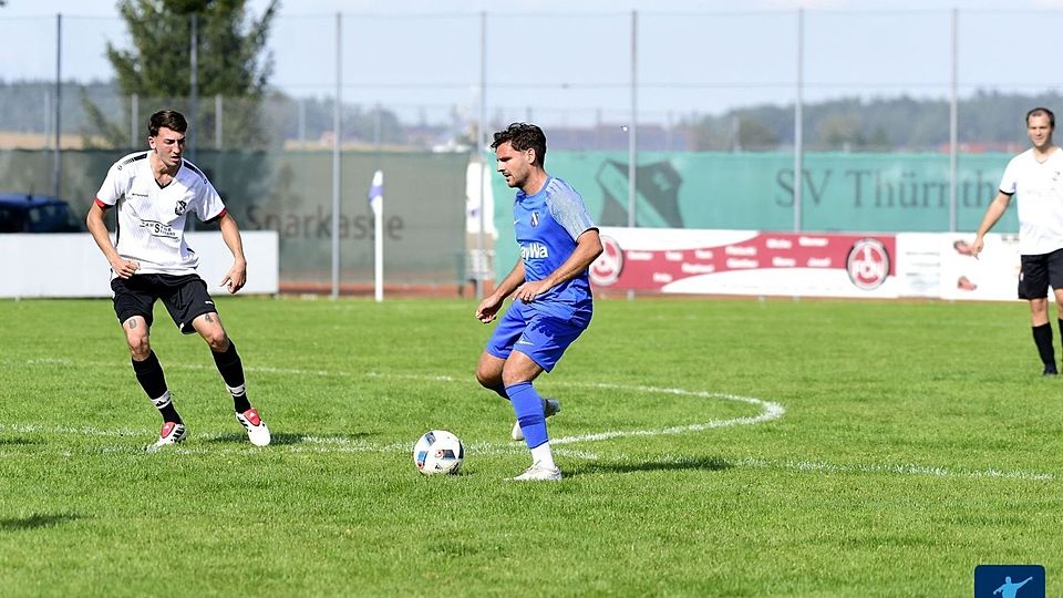 Hugo Pradela (am Ball) wird sich am Saisonende vom SV Thürnthenning verabschieden