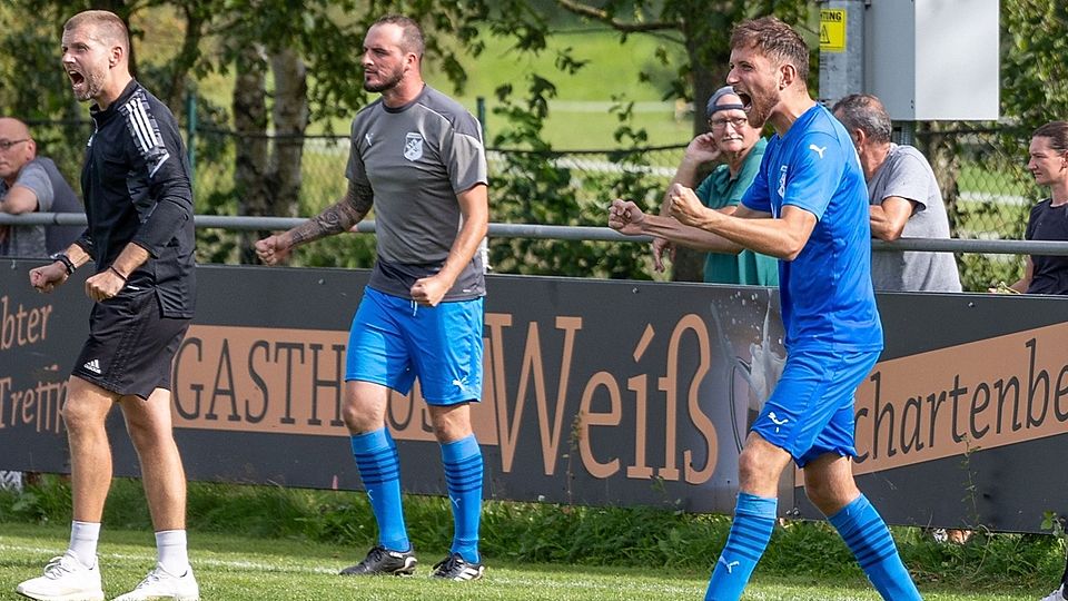 Bekommt der SV Schwarzhofen mit Trainer Max Birner (am linken Bildrand) auch im Gastspiel beim FC Amberg etwas zu Jubeln?