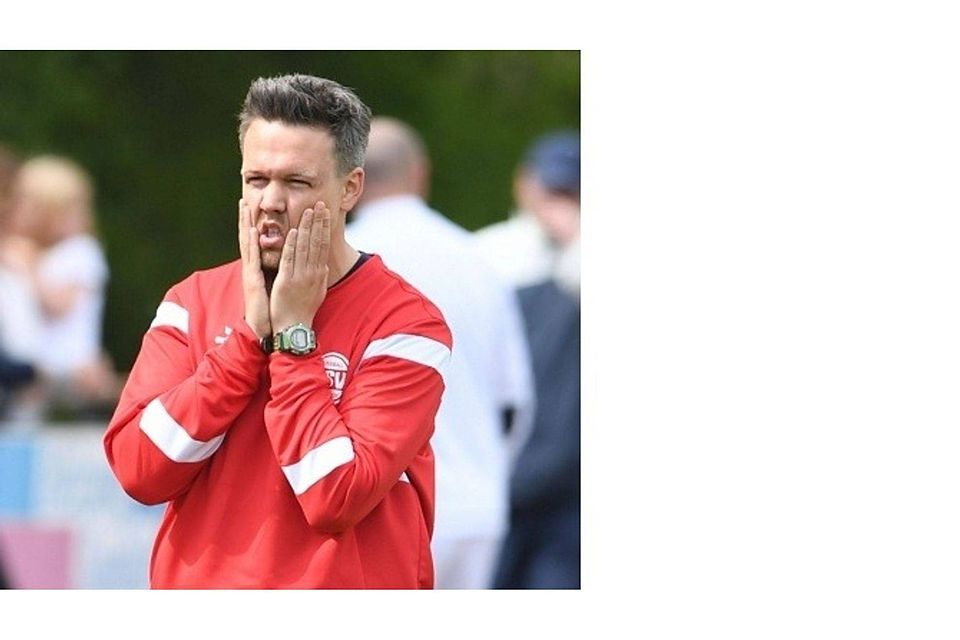 Wieder nichts: HSV-Trainer Björn Schmidt sah auch im letzten Heimspiel des Hövelhofer SV keinen Heimsieg. F: Heinemann