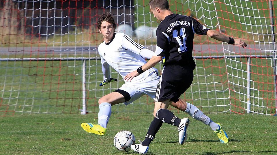 Der Gögginger Thomas Stolz taucht frei vor Bermatingens Keeper Nick Möglich auf. Foto: Karl-Heinz Bodon