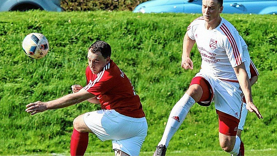 Im Sprung hat Schinkels Kevin Gebkart (re.) im Topspiel den Ball an Bargstedts  Felix Mrosk vorbeigelegt. Foto: Meyer