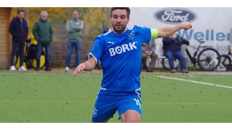Gleich dreimal erfolgreich: Dominik Huisgen, Spielertrainer des FC Cleeberg, schießt fast im Alleingang den FC Ederbergland II ab. (Archivfoto) © Peter Froese