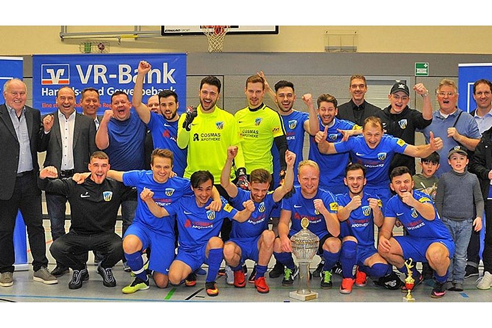 Da jubelt die SSV Dillingen – und die Offiziellen des Futsal-Raiffeisencups 2019 freuen sich mit. Zum insgesamt neunten Mal seit 1983 holten die Kreisstädter den Titel.  Foto: Karl Aumiller