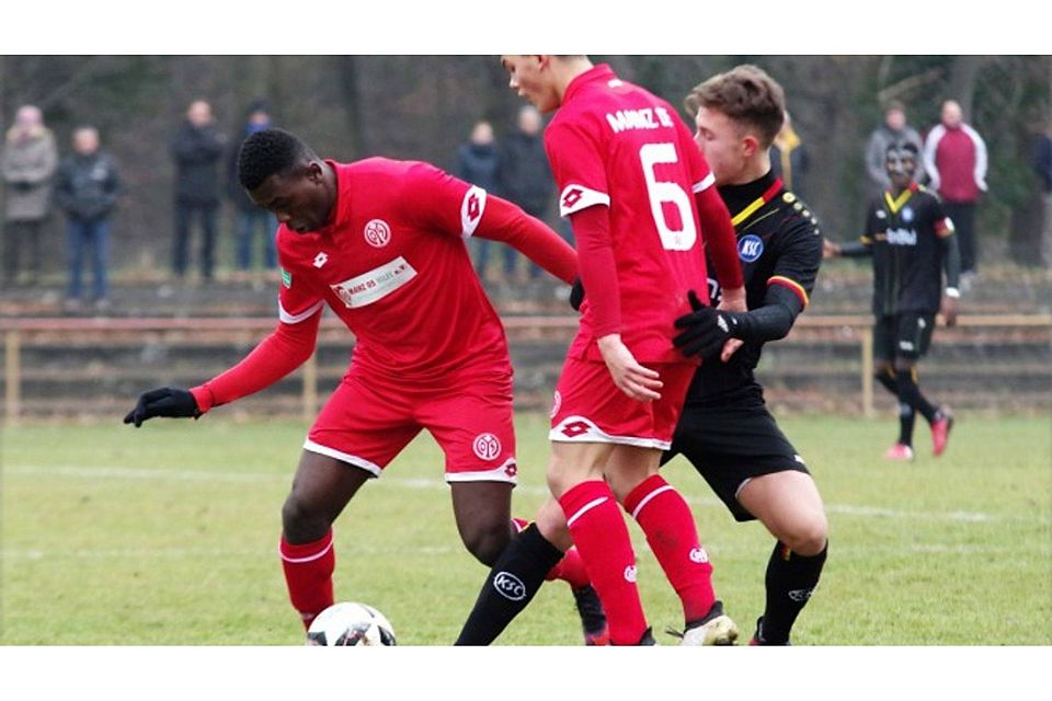 In Freiburg möchten die Mainzer U17-Junioren (rot) die nächsten drei Punkte einfahren.  F: Stutz