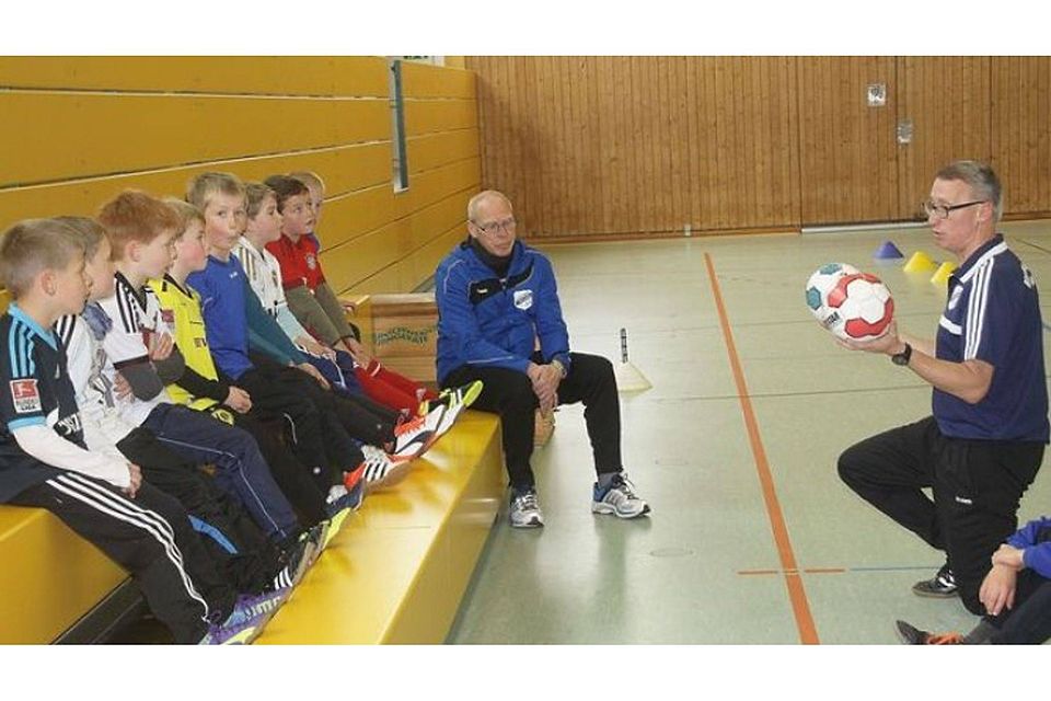 Erklärung einer Übung beim Hollager Fußballcamp: Hinten Helmut Wellbrock, rechts Jürgen Böwer. Foto: BWHollage