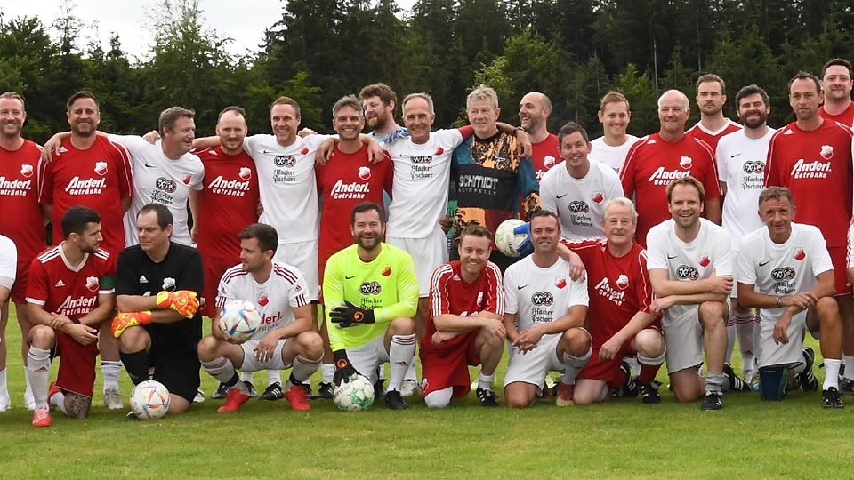 Viele bekannte Gesichter beim Legendenduell des TSV Oberprammerns anlässlich des 75. Geburtstag des Vereins.