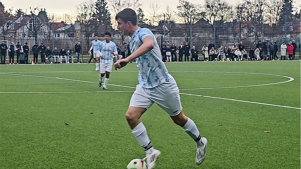 Wieder einmal hat der FC Neuhadern (mit Daniel Schubert am Ball) ein gutes Spiel abgeliefert, aber wieder einmal nichts geholt.