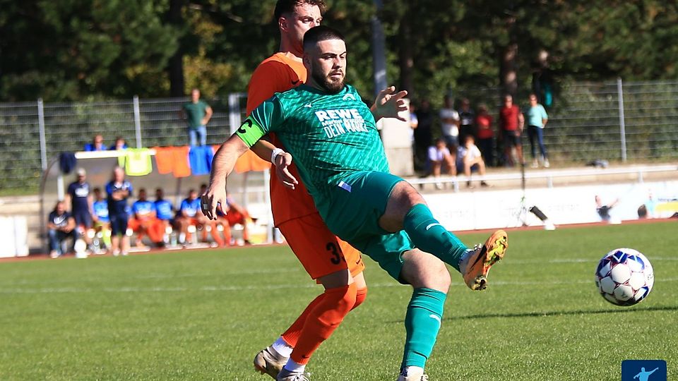Voller Fokus auf den Ball: Francesco Teodonno (in grün) traf auch gegen den FSV Schifferstadt wieder.