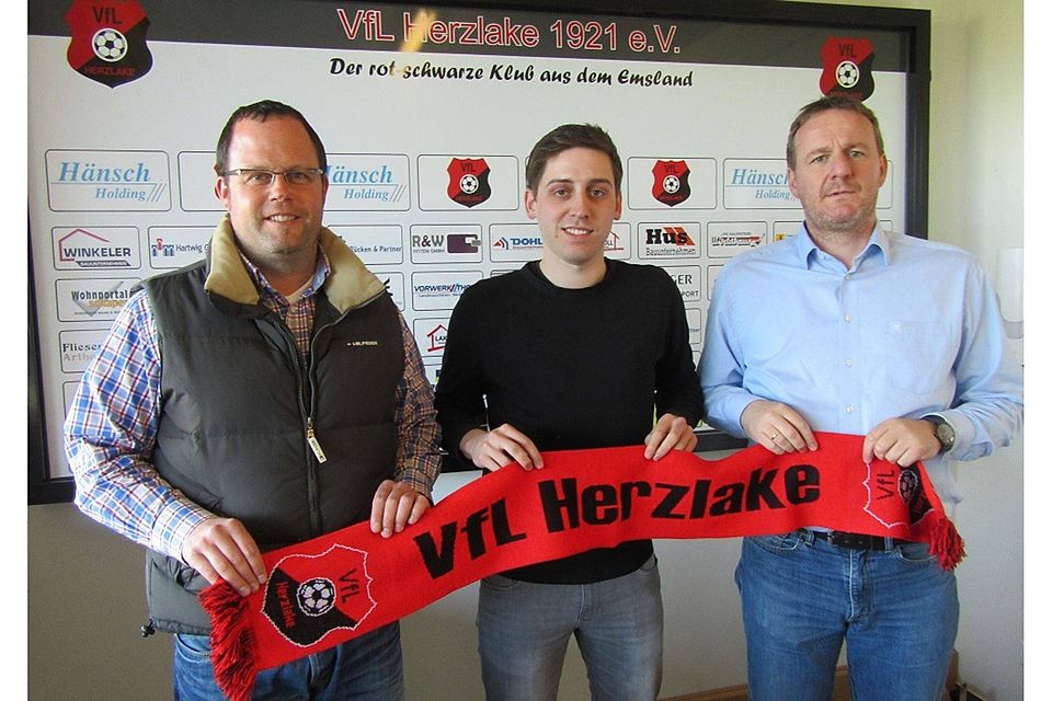 Obmann Dennis Strauch (links) und Sportkoordinator Frank Hüring (rechts) begrüßen Thomas Tzimas. - Foto: VfL Herzlake.