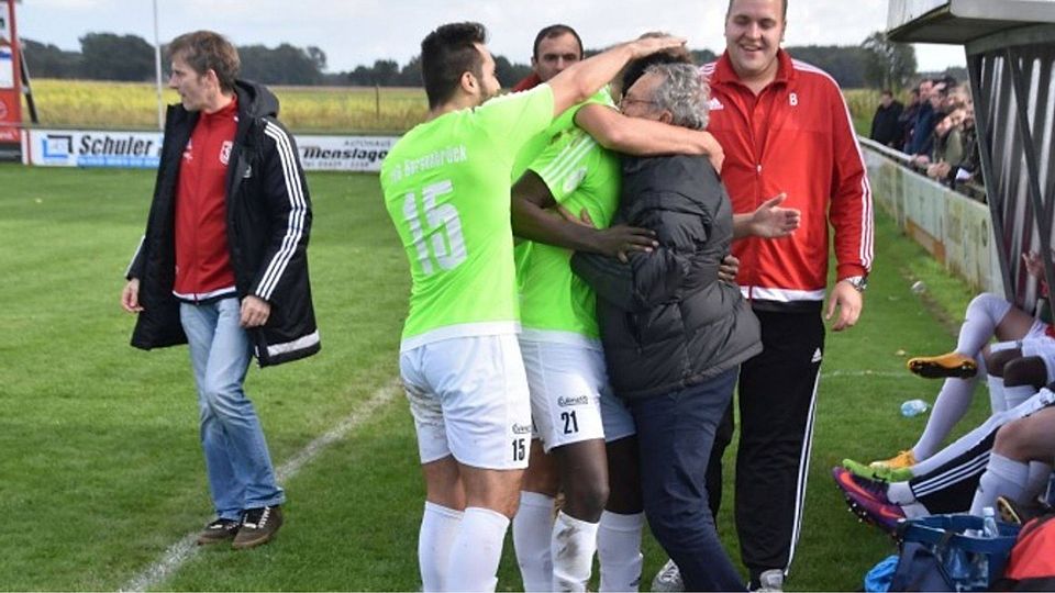 Jubeltraube: Tardeli Malungu feierte das 3:0 u.a. zusammen mit Trainer Farhat Dahech.F: Reinhard Rehkamp