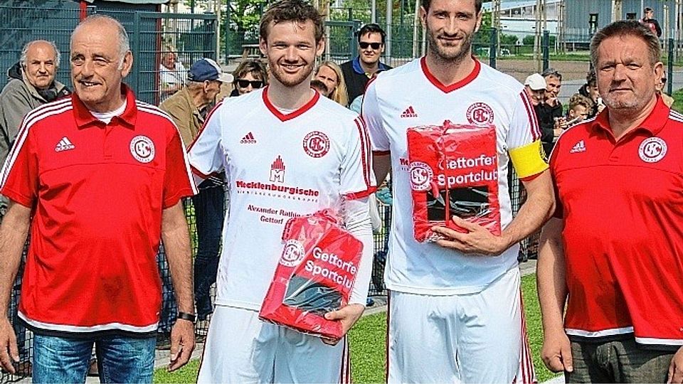 Zwei Leistungsträger gehen: GSC-Fußballwart Rolf Gravert (links) und der Vorsitzende Hans-Dieter Paasch (rechts) verabschiedeten Felix Riemann (2. von links) und Jan Ole Gravert. Foto: Pil