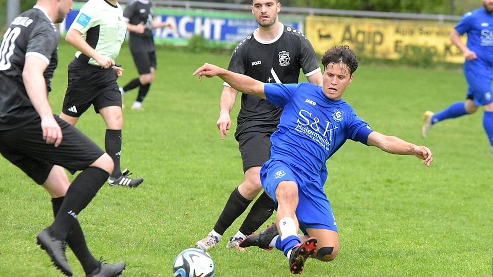 Der SV Burgweinting (in Blau) bleibt Spitzenreiter BSC Regensburg auf den Fersen.